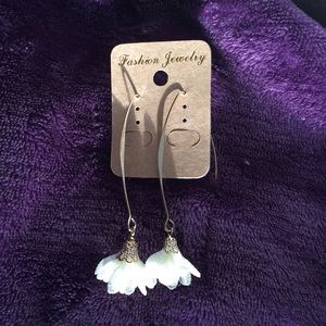 NWT Beautiful White & Gold Flower Earrings